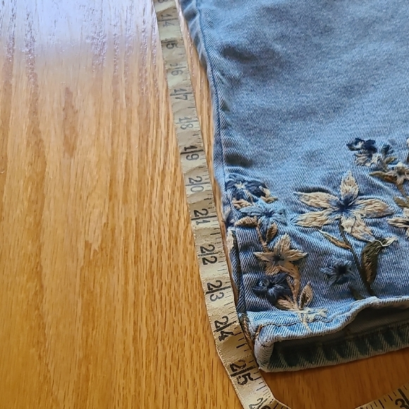 Driftwood Embroidered Floral Cropped Jeans - Picture 11 of 11